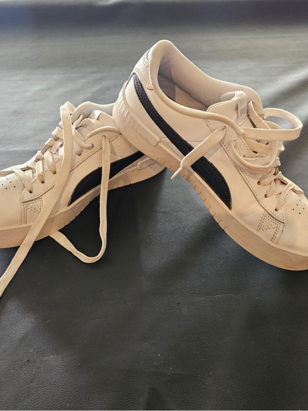 White and Black Low-Top Puma Sneakers Woman’s 8.5